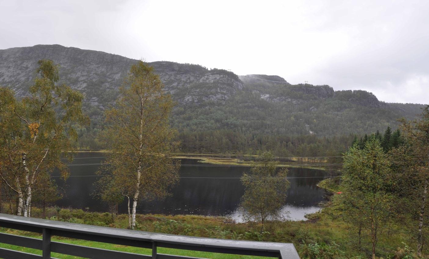 Bilde 34 Et utsnitt av bildet viser linja si begrensa påvirkning på landskapsbildet. Bilde 35 Visualisering av linja fra hytte vest for Ovevatn.