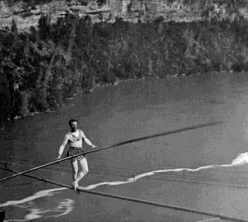 FYS-MEK 1110 Løsningsforslag Eksamen Vår 2014 Oppgave 1 (4 poeng) Forklar hvorfor Charles Blondin tok med seg en lang og fleksibel stang når han balanserte på stram line over Niagara fossen i 1859.