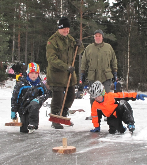 EN FIN DAG PÅ ISEN I VANSJØ Søndag 29. januar var det tid for vår tradisjonelle vinter gruppetur for speidere og familie. Vi la turen til isen på Vansjø i Råde og det var svært mange som kom.