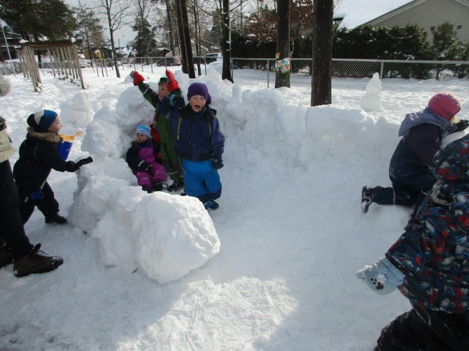 Snøen skapte stor aktivitet både hos barn og voksne.