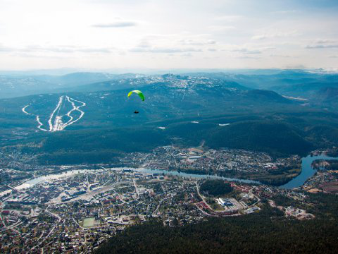 Bra for klubben KONGSBERG: Kongsberg med skibakken i bakgrunnen fra en tidligere tur. Du ser byen, Knuten, Ble og helt til Gaustatoppen bak til høyre i bildet. (Foto: Jan Richard Hansen/epizoom.