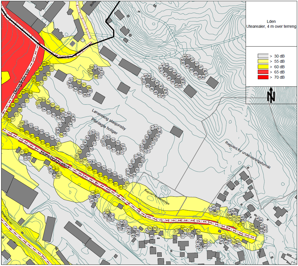 Figur 8: Utsnitt nye boliger i Lørenskog stasjonsby, områder avsatt til barnehage og skole og eksisterende boliger sør for Haneborgveien. Støynivå L den i frittfelt etter utbygging av planområdet.