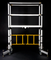 (ikke strømførende) En person kan håndtere stillaset alene Kan brukes som podium i høyde 33 cm og 61 cm Kun to deler, stillas og plattform Integrerte stabilisatorben med 5 ulike låsbare