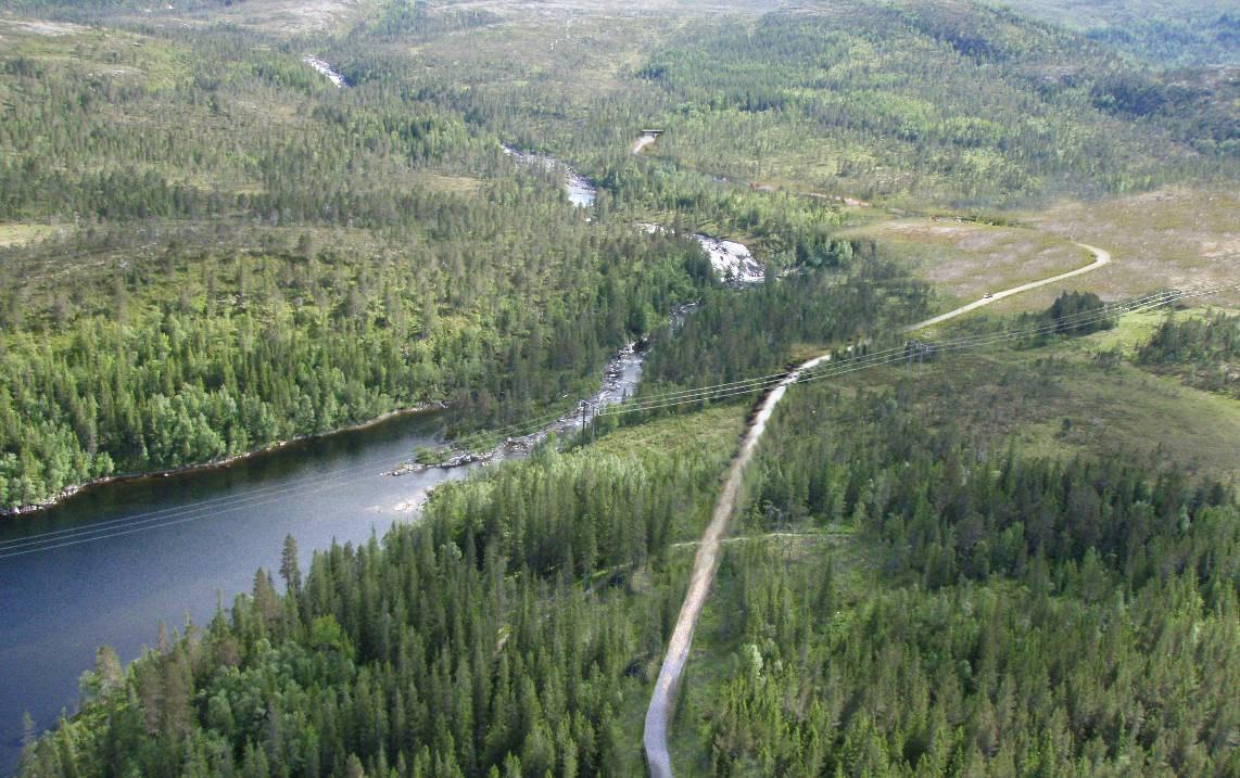 Figur 44 Dagens situasjon i området for kraftstasjon og massedeponi ved Hellifoss sett fra lufta.