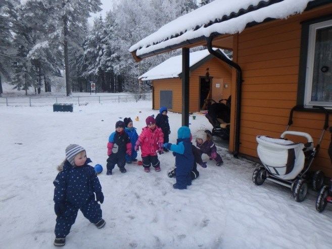 Vi spiller ofte de samme sangene, etter barnas ønske, og barna lærer seg tekstene og bevegelsene. Det samme gjelder når vi har sangsamling. Veldig bra språktrening for ekornbarna våre.