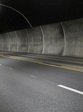 Trafikksikkerhet Sammenlignet med en veg i dagen har en veg i tunnel en rekke egenskaper som både kan øke sikkerheten og redusere den Faktorer som kan gjøre veger i tunnel sikrere enn veger i dagen