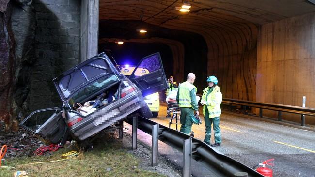 Trafikksikkerhet Faktorer som kan gjøre veger i tunnel mindre sikre enn veger i dagen er blant andre: trafikkarealet er begrenset; mulighetene for unnamanøver i kritiske situasjoner er små dagslyset