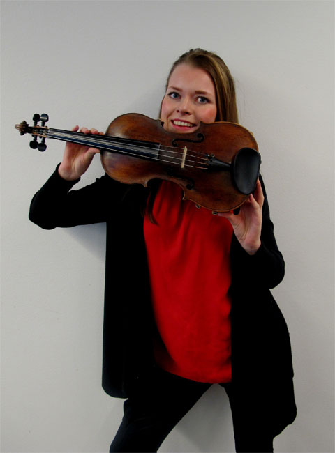 Kaja Fjellberg Pettersen (29.07.1984) har en utøvende bachelor i cellospill fra Norges Musikkhøgskole bak seg, som hun gjennomførte 2003-2008.