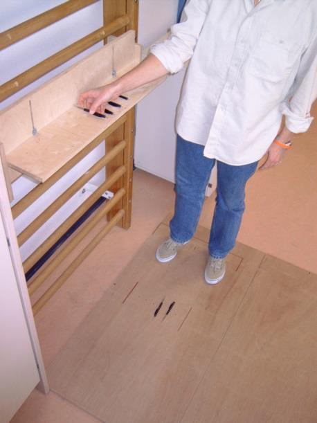 Fremoverbøyning Bending: Patients are instructed to bend forward from the waist and pick up six pens from the floor without an aid and place them on a shelf one by one.