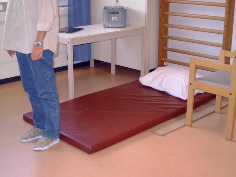 Reise seg fra liggende på gulv Patients commenced the test lying supine on the mat and are instructed to get up without help. Details A mat of 100 x 200 cm is used.