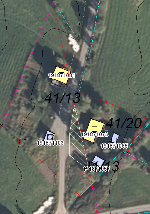 3 av 7 Søknaden Fig 3 Situasjonskart, ortofoto Fig 3 viser hvitskravert ca lokalisering, areal og tomtefigur av omsøkte eiendomsendring for tilleggsareal til boligformål.