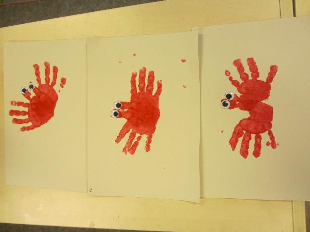 Barna fikk en svamp og maling og startet å male den ene hånda si, noen trengte litt hjelp fra en voksen til dette. Så laget vi håndavtrykk på et ark og deretter malte den andre hånda.