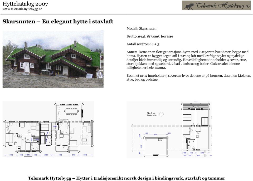 Hytten er bygget i egen stil i stav og laft med kraftige søyler og nydelige detaljer både innvendig og utvendig.