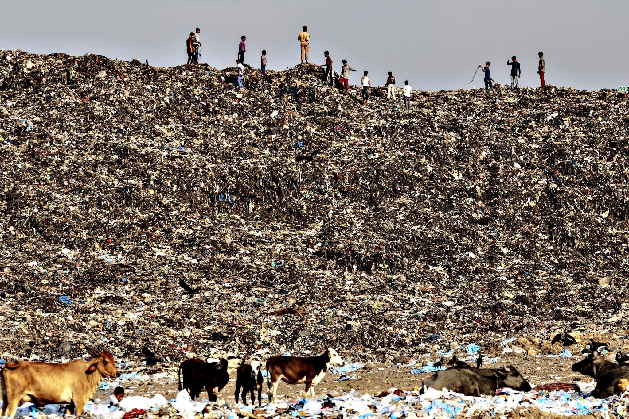 Avfall; både et problem og en ressurs Et av verdens store helse-, miljø- og klimaproblemer Det genereres ca.