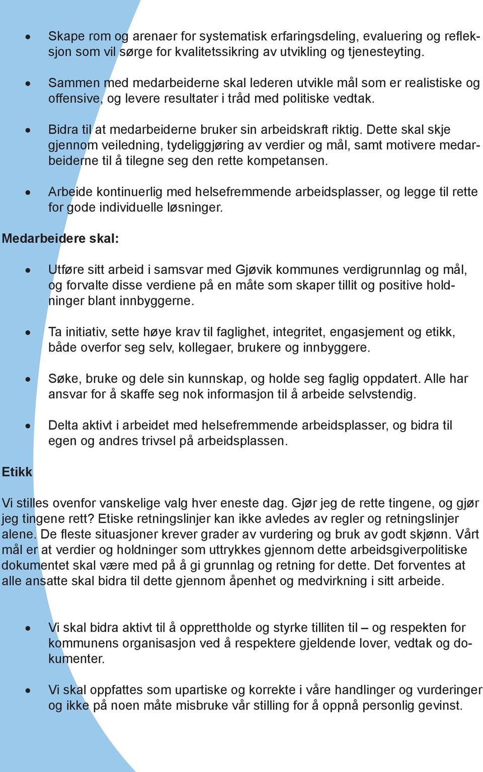 Dette skal skje gjennom veiledning, tydeliggjøring av verdier og mål, samt motivere medarbeiderne til å tilegne seg den rette kompetansen.