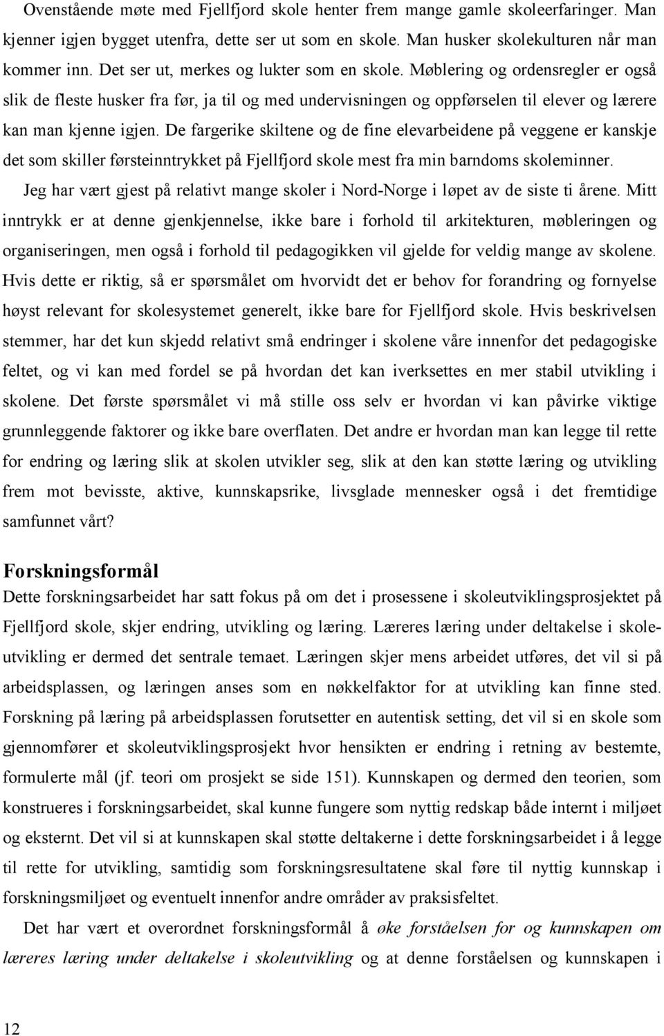 De fargerike skiltene og de fine elevarbeidene på veggene er kanskje det som skiller førsteinntrykket på Fjellfjord skole mest fra min barndoms skoleminner.