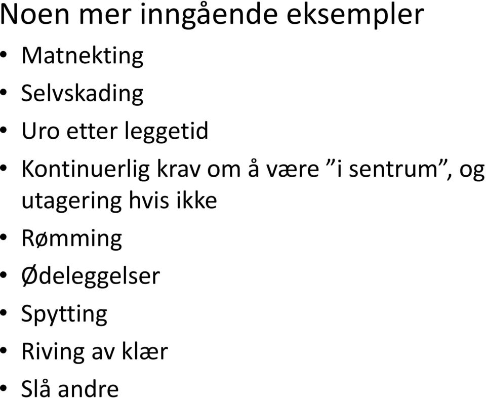 krav om å være i sentrum, og utagering hvis