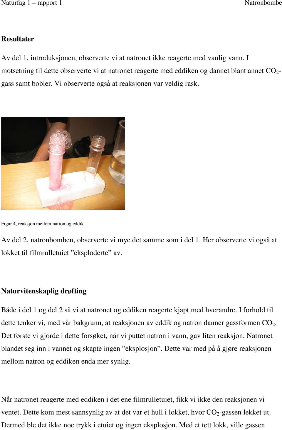 Figur 4, reaksjon mellom natron og eddik Av del 2, natronbomben, observerte vi mye det samme som i del 1. Her observerte vi også at lokket til filmrulletuiet eksploderte av.