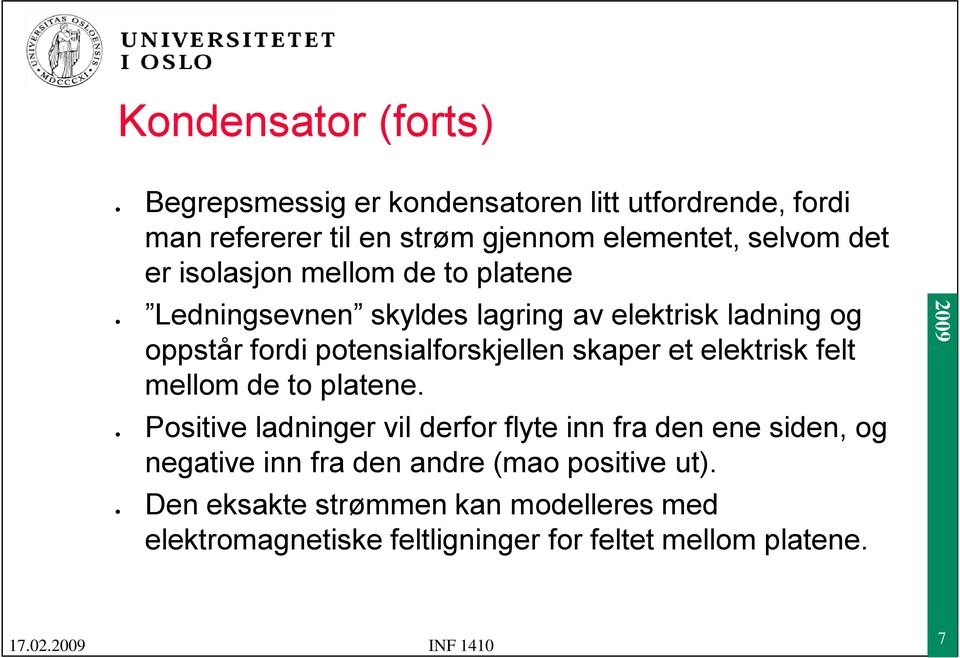 potensialforskjellen skaper et elektrisk felt mellom de to platene.