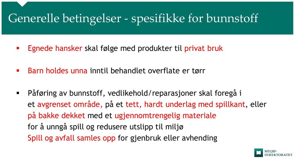 et avgrenset område, på et tett, hardt underlag med spillkant, eller på bakke dekket med et ugjennomtrengelig