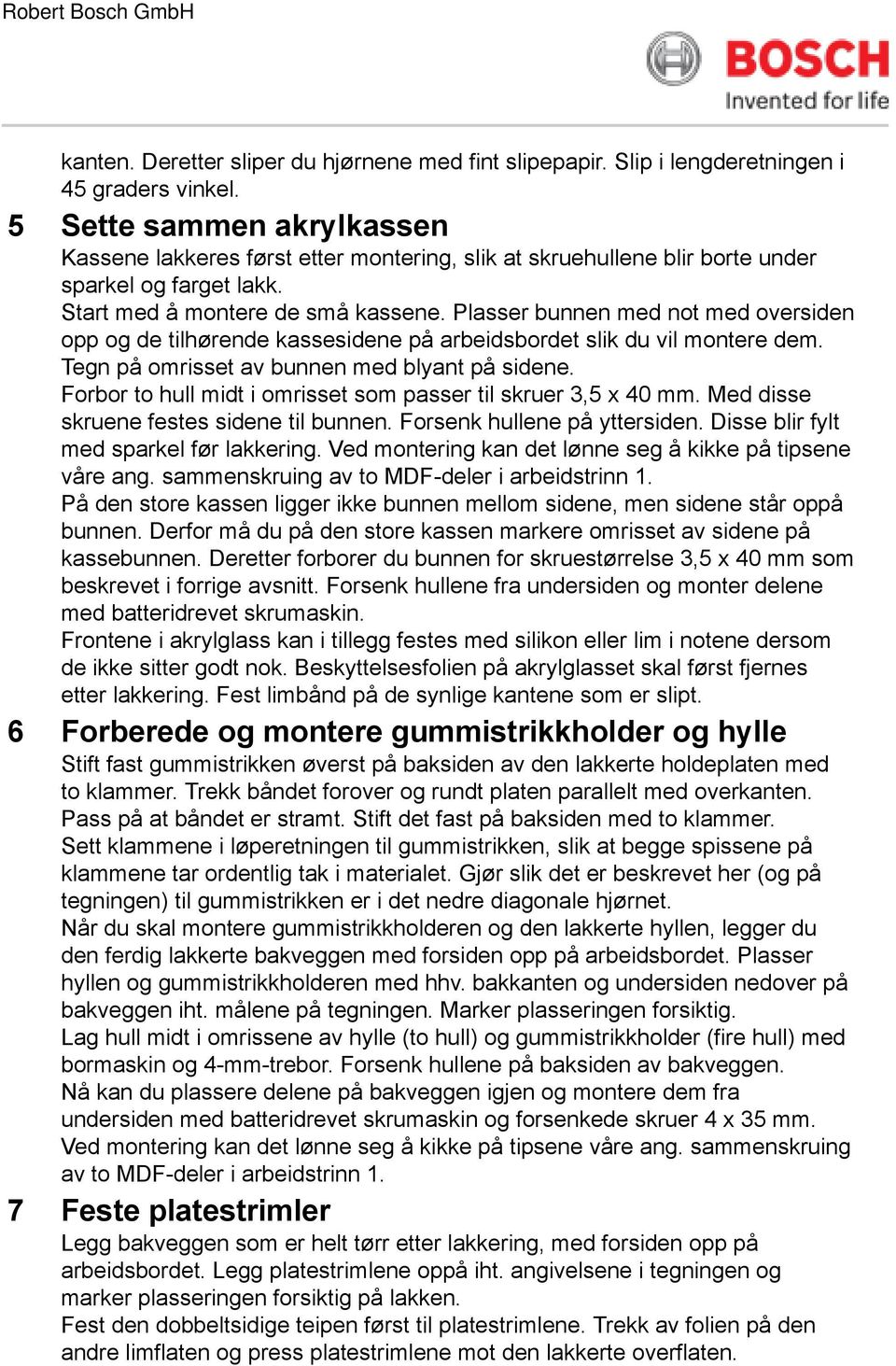 Plasser bunnen med not med oversiden opp og de tilhørende kassesidene på arbeidsbordet slik du vil montere dem. Tegn på omrisset av bunnen med blyant på sidene.