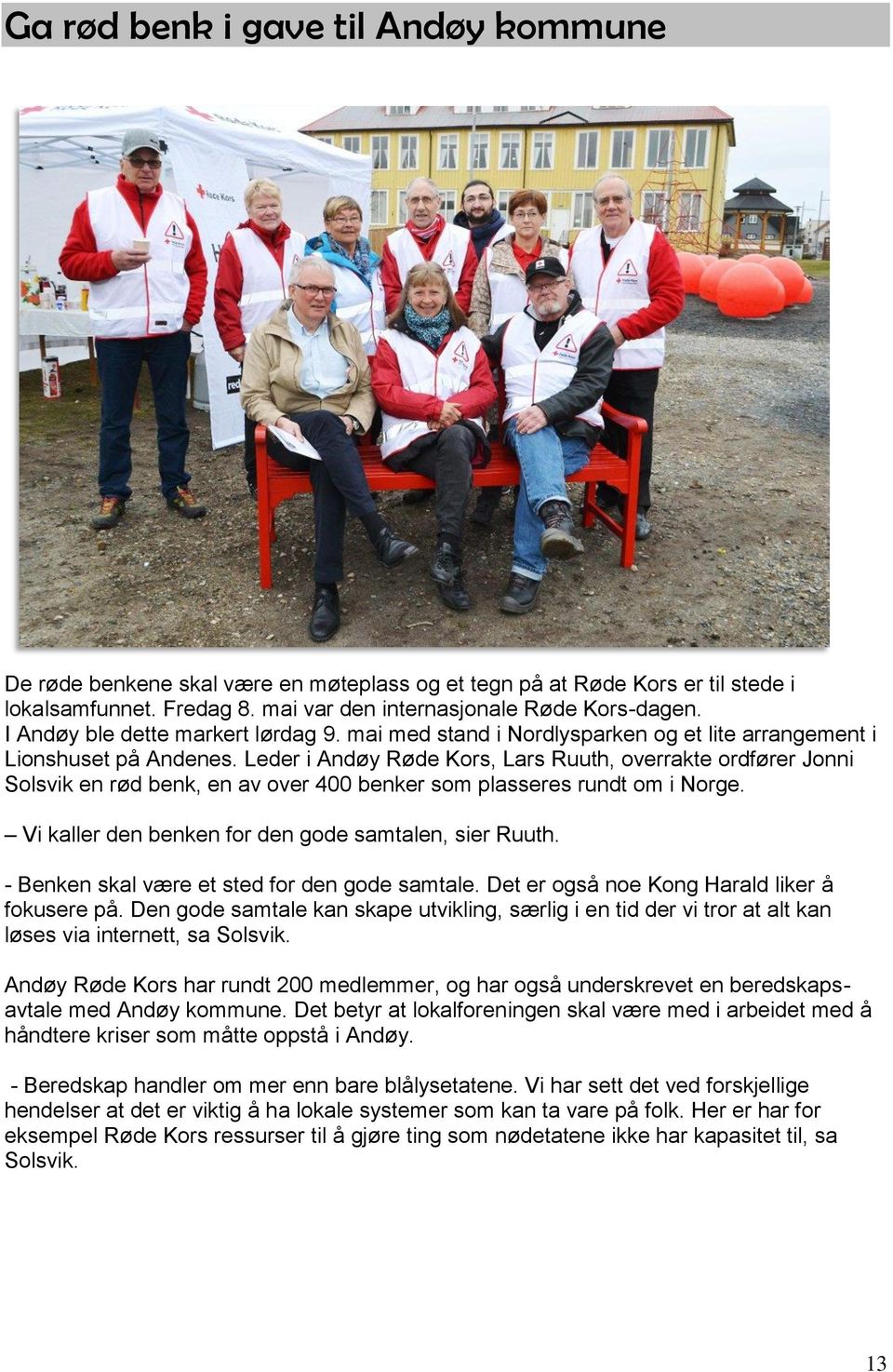 Leder i Andøy Røde Kors, Lars Ruuth, overrakte ordfører Jonni Solsvik en rød benk, en av over 400 benker som plasseres rundt om i Norge. Vi kaller den benken for den gode samtalen, sier Ruuth.