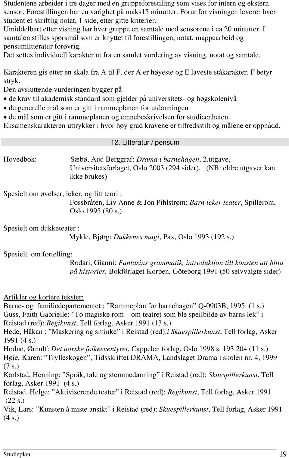 I samtalen stilles spørsmål som er knyttet til forestillingen, notat, mappearbeid og pensumlitteratur forøvrig. Det settes individuell karakter ut fra en samlet vurdering av visning, notat og samtale.