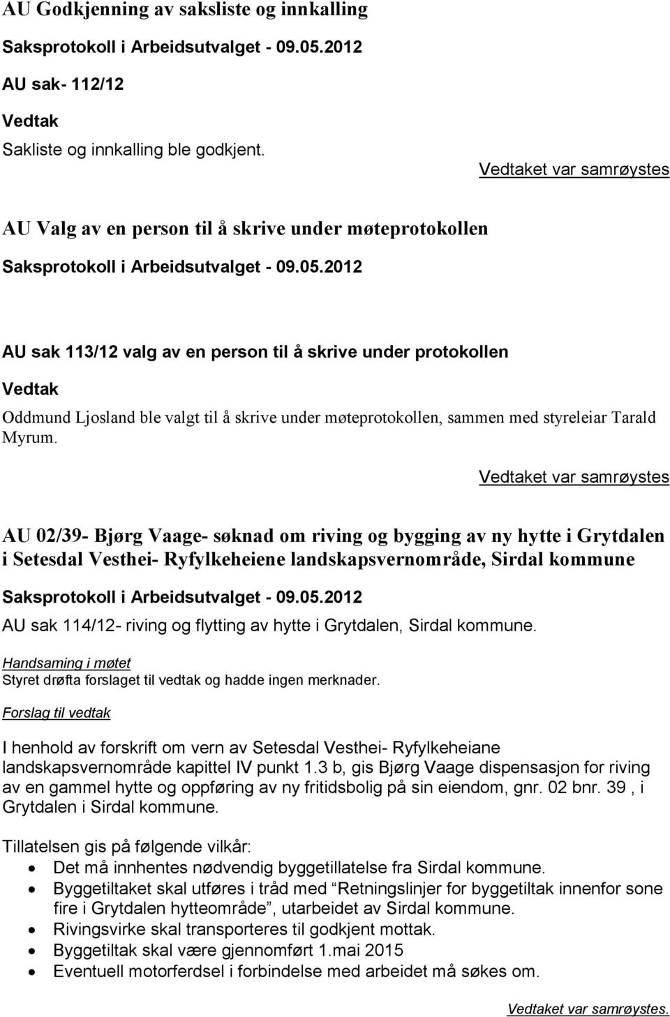 møteprotokollen, sammen med styreleiar Tarald Myrum.