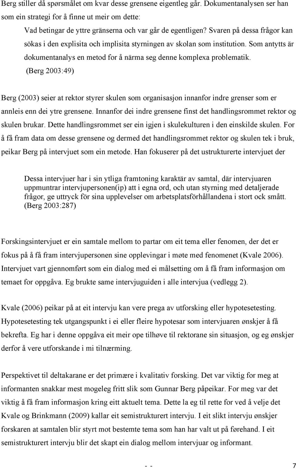 (Berg 2003:49) Berg (2003) seier at rektor styrer skulen som organisasjon innanfor indre grenser som er annleis enn dei ytre grensene.