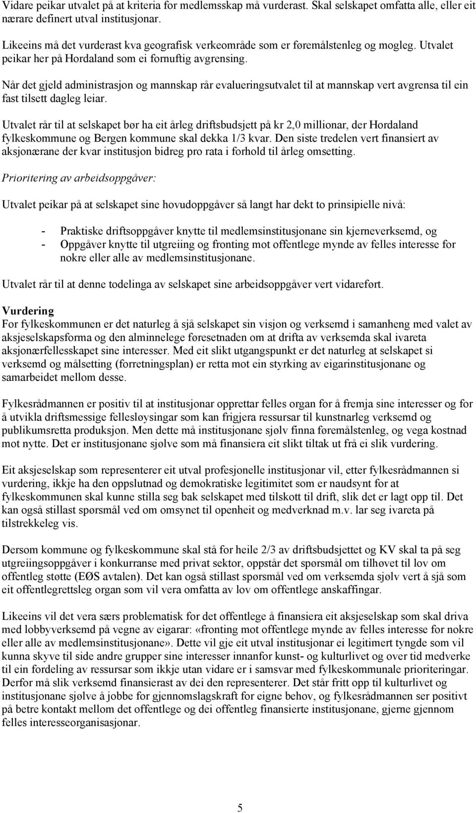 Når det gjeld administrasjon og mannskap rår evalueringsutvalet til at mannskap vert avgrensa til ein fast tilsett dagleg leiar.