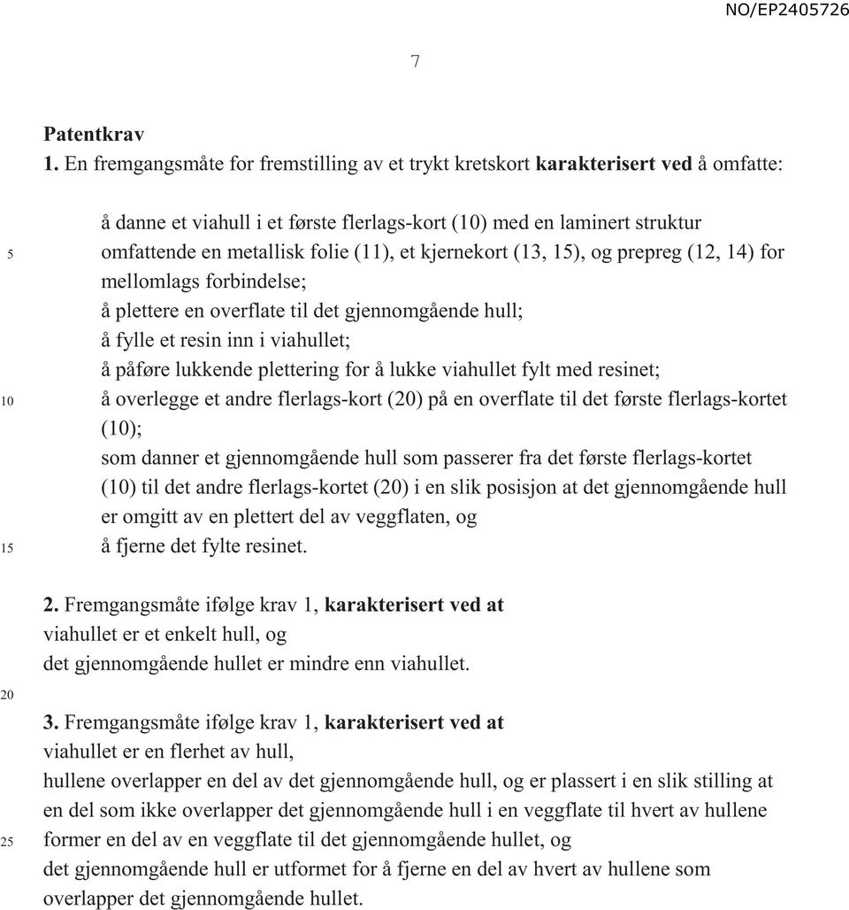 et kjernekort (13, 1), og prepreg (12, 14) for melloms forbindelse; å plettere en overflate til det gjennomgående hull; å fylle et resin inn i viahullet; å påføre lukkende plettering for å lukke