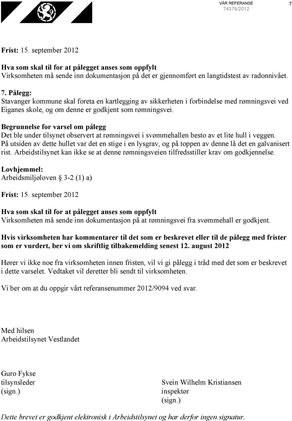 På utsiden av dette hullet var det en stige i en lysgrav, og på toppen av denne lå det en galvanisert rist. Arbeidstilsynet kan ikke se at denne rømningsveien tilfredsstiller krav om godkjennelse.