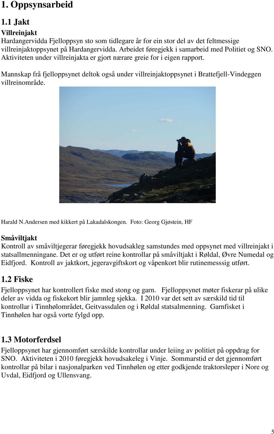 Mannskap frå fjelloppsynet deltok også under villreinjaktoppsynet i Brattefjell-Vindeggen villreinområde. Harald N.Andersen med kikkert på Lakadalskongen.