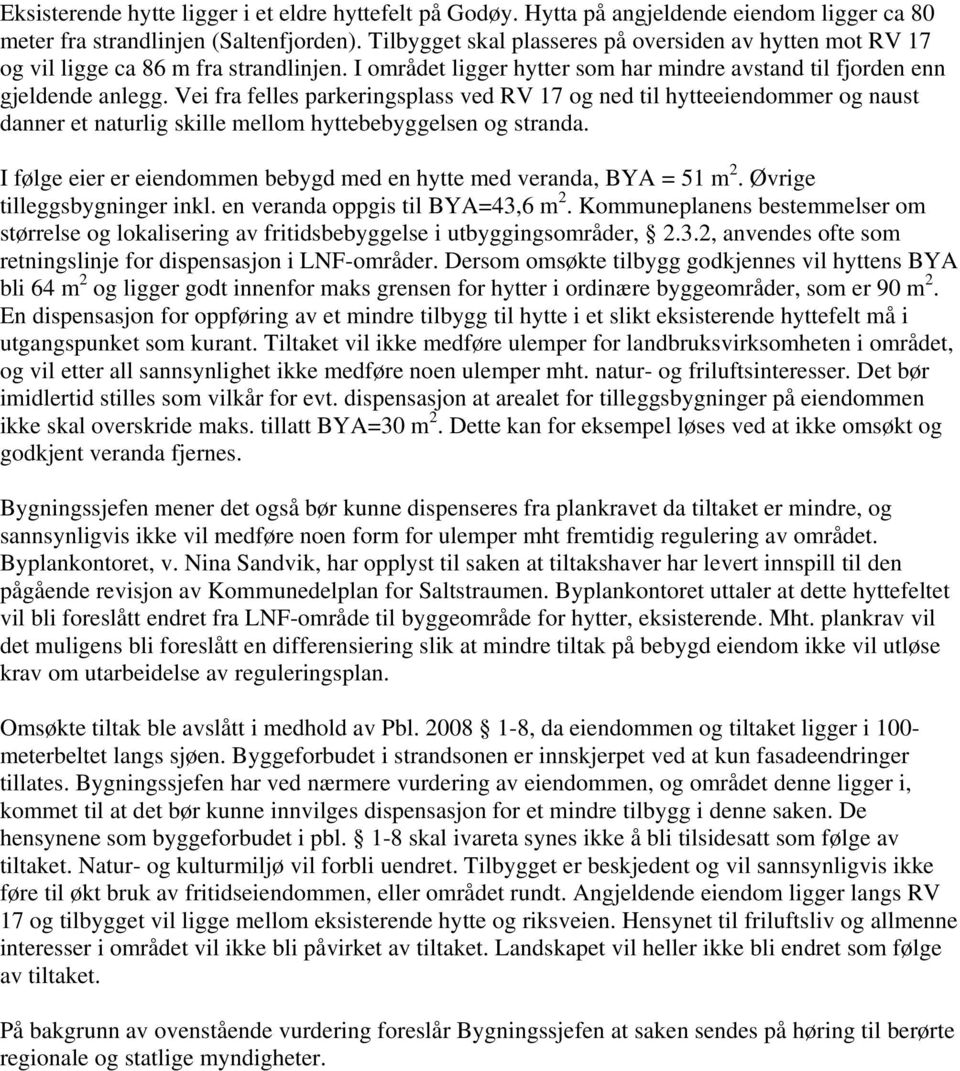 Vei fra felles parkeringsplass ved RV 17 og ned til hytteeiendommer og naust danner et naturlig skille mellom hyttebebyggelsen og stranda.