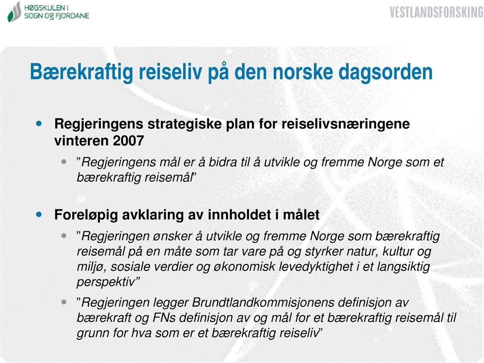 bærekraftig reisemål på en måte som tar vare på og styrker natur, kultur og miljø, sosiale verdier og økonomisk levedyktighet i et langsiktig perspektiv