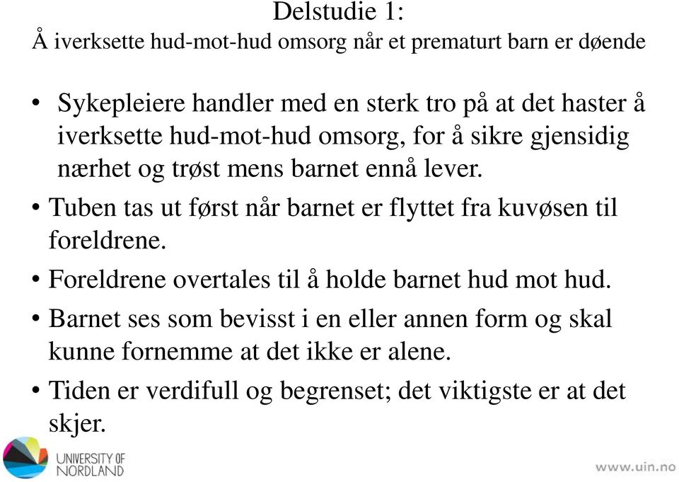 Tuben tas ut først når barnet er flyttet fra kuvøsen til foreldrene. Foreldrene overtales til å holde barnet hud mot hud.