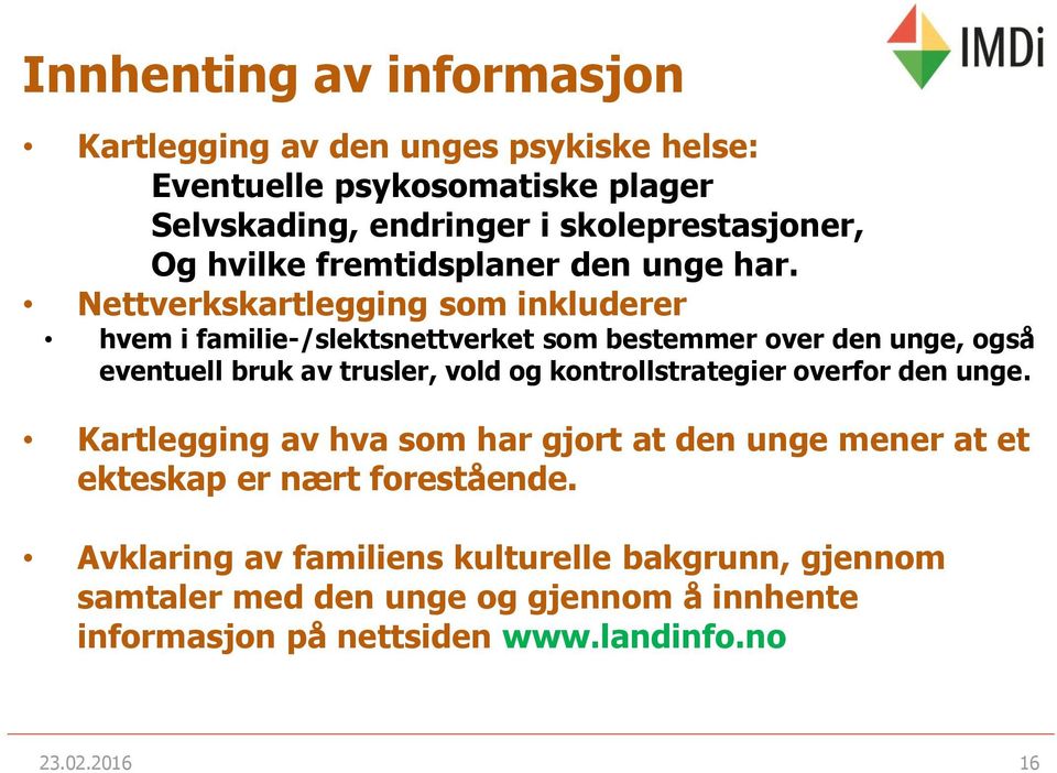 Nettverkskartlegging som inkluderer hvem i familie-/slektsnettverket som bestemmer over den unge, også eventuell bruk av trusler, vold og