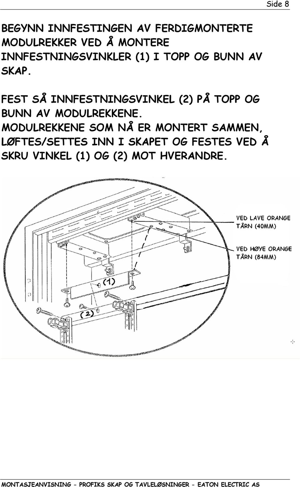 FEST SÅ INNFESTNINGSVINKEL (2) PÅ TOPP OG BUNN AV MODULREKKENE.