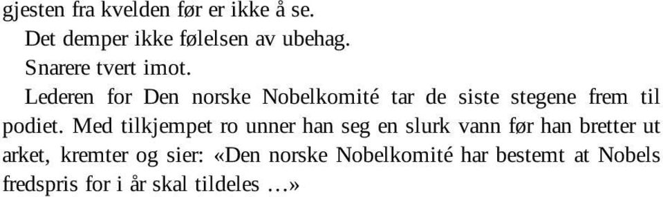 Lederen for Den norske Nobelkomité tar de siste stegene frem til podiet.