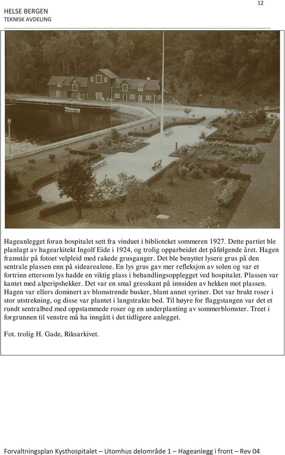 En lys grus gav mer refleksjon av solen og var et fortrinn ettersom lys hadde en viktig plass i behandlingsopplegget ved hospitalet. Plassen var kantet med alperipshekker.