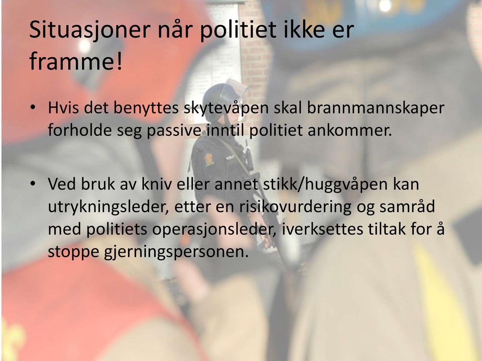 politiet ankommer.