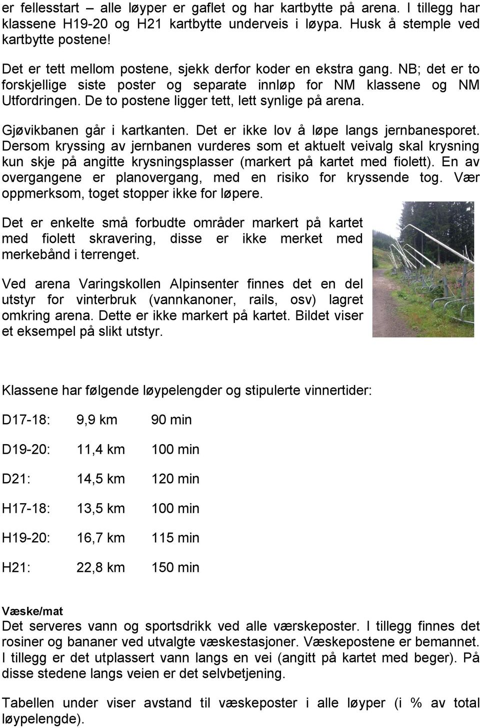 De to postene ligger tett, lett synlige på arena. Gjøvikbanen går i kartkanten. Det er ikke lov å løpe langs jernbanesporet.