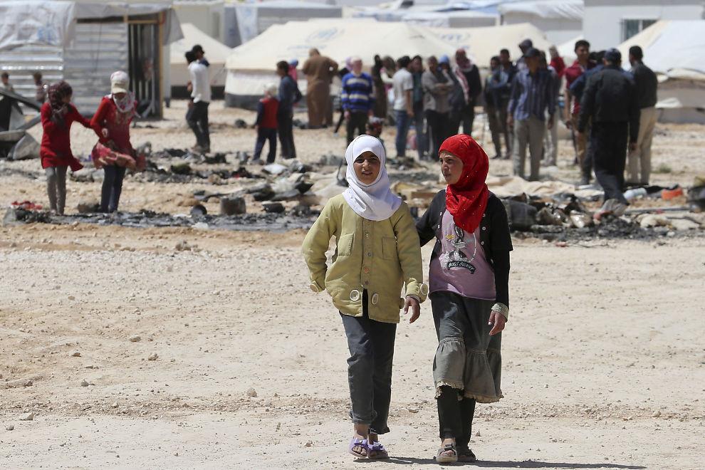 Organisasjoner: Vil komme flere barnebruder til No (VG desember 2015) SÅRBARE: Syriske jenter går arm i arm i en