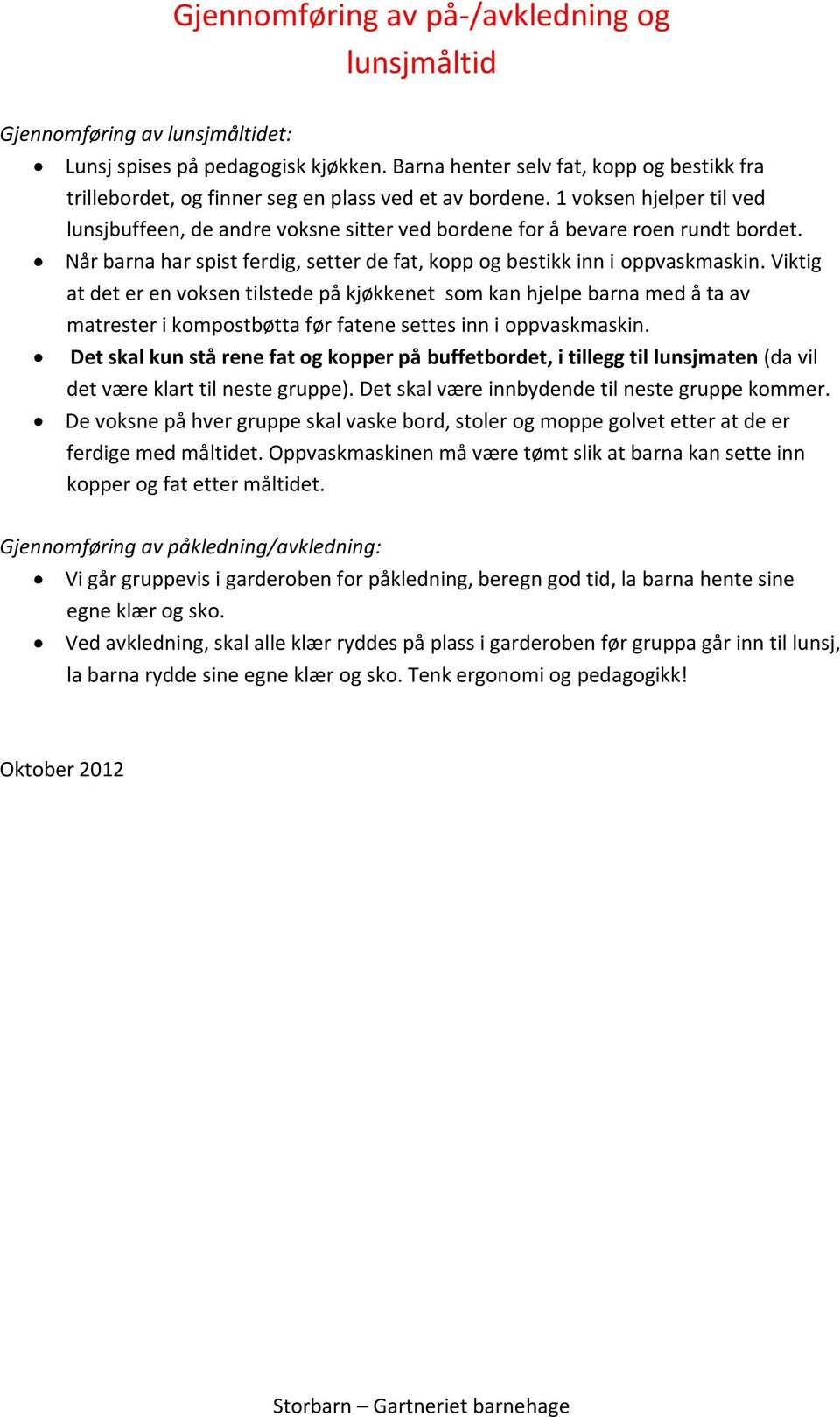 1 voksen hjelper til ved lunsjbuffeen, de andre voksne sitter ved bordene for å bevare roen rundt bordet. Når barna har spist ferdig, setter de fat, kopp og bestikk inn i oppvaskmaskin.