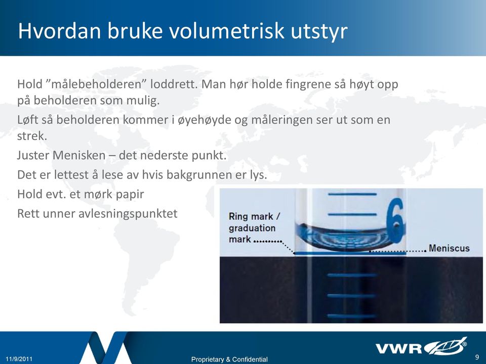 Løft så beholderen kommer i øyehøyde og måleringen ser ut som en strek.