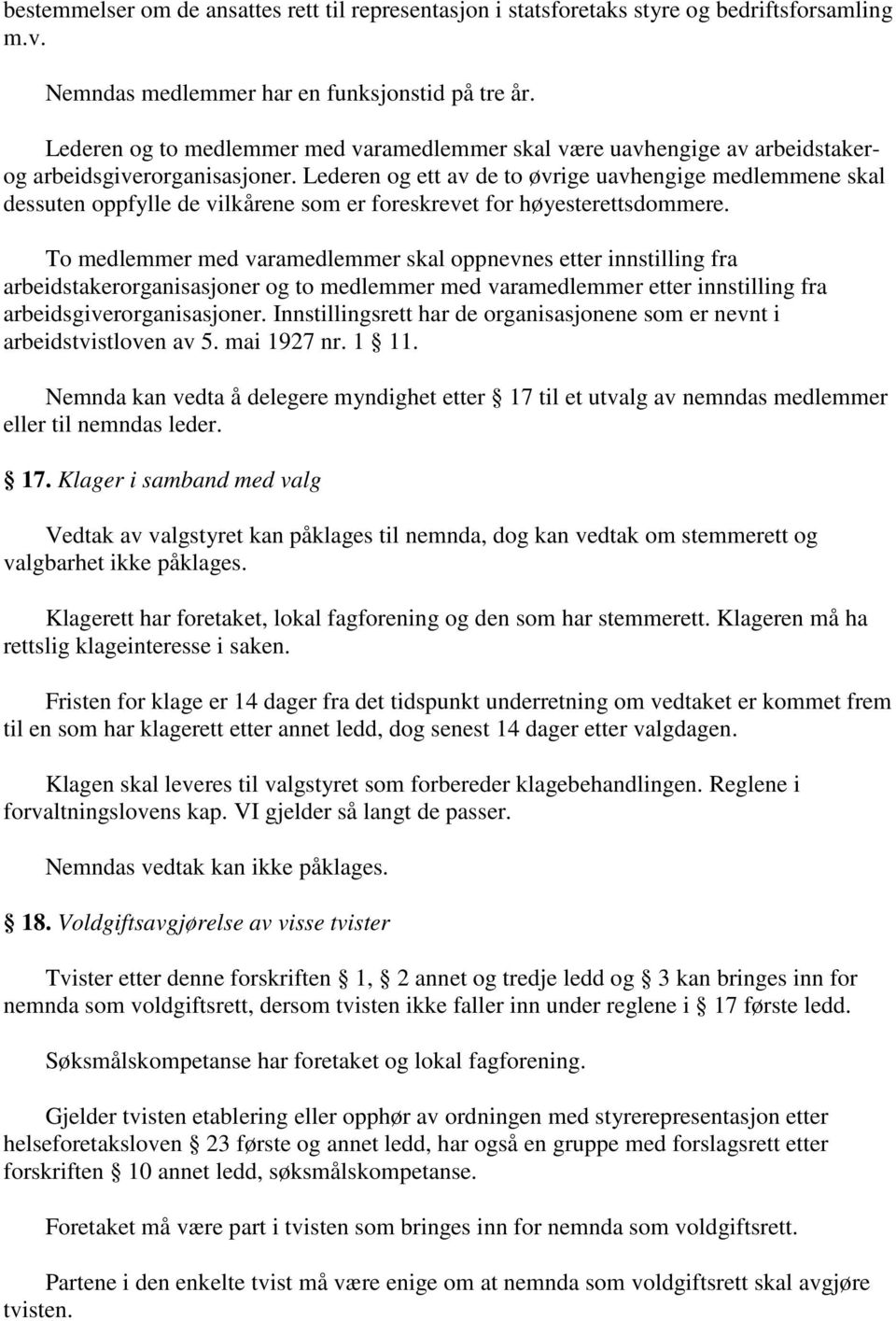 Lederen og ett av de to øvrige uavhengige medlemmene skal dessuten oppfylle de vilkårene som er foreskrevet for høyesterettsdommere.