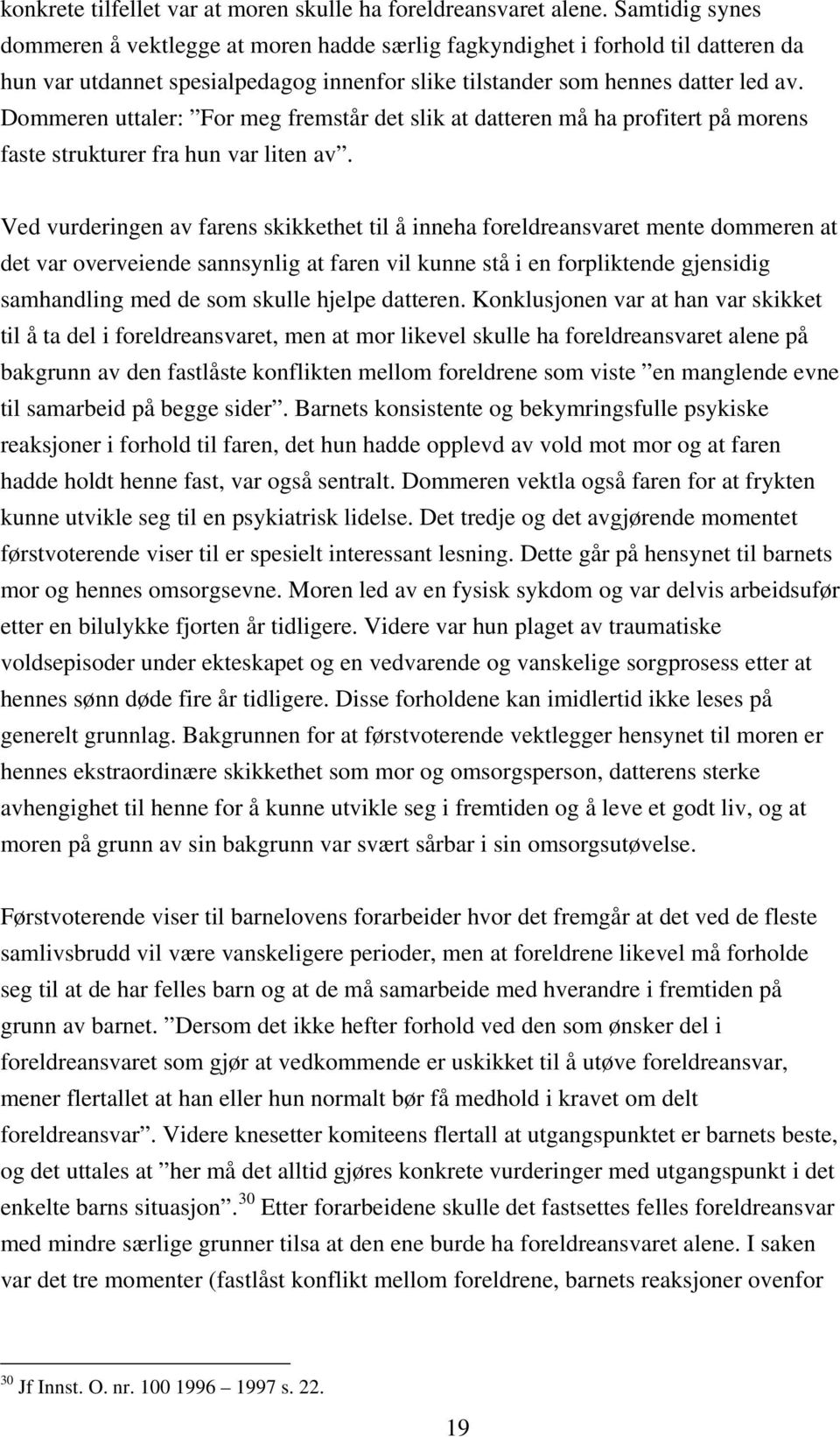 Dommeren uttaler: For meg fremstår det slik at datteren må ha profitert på morens faste strukturer fra hun var liten av.