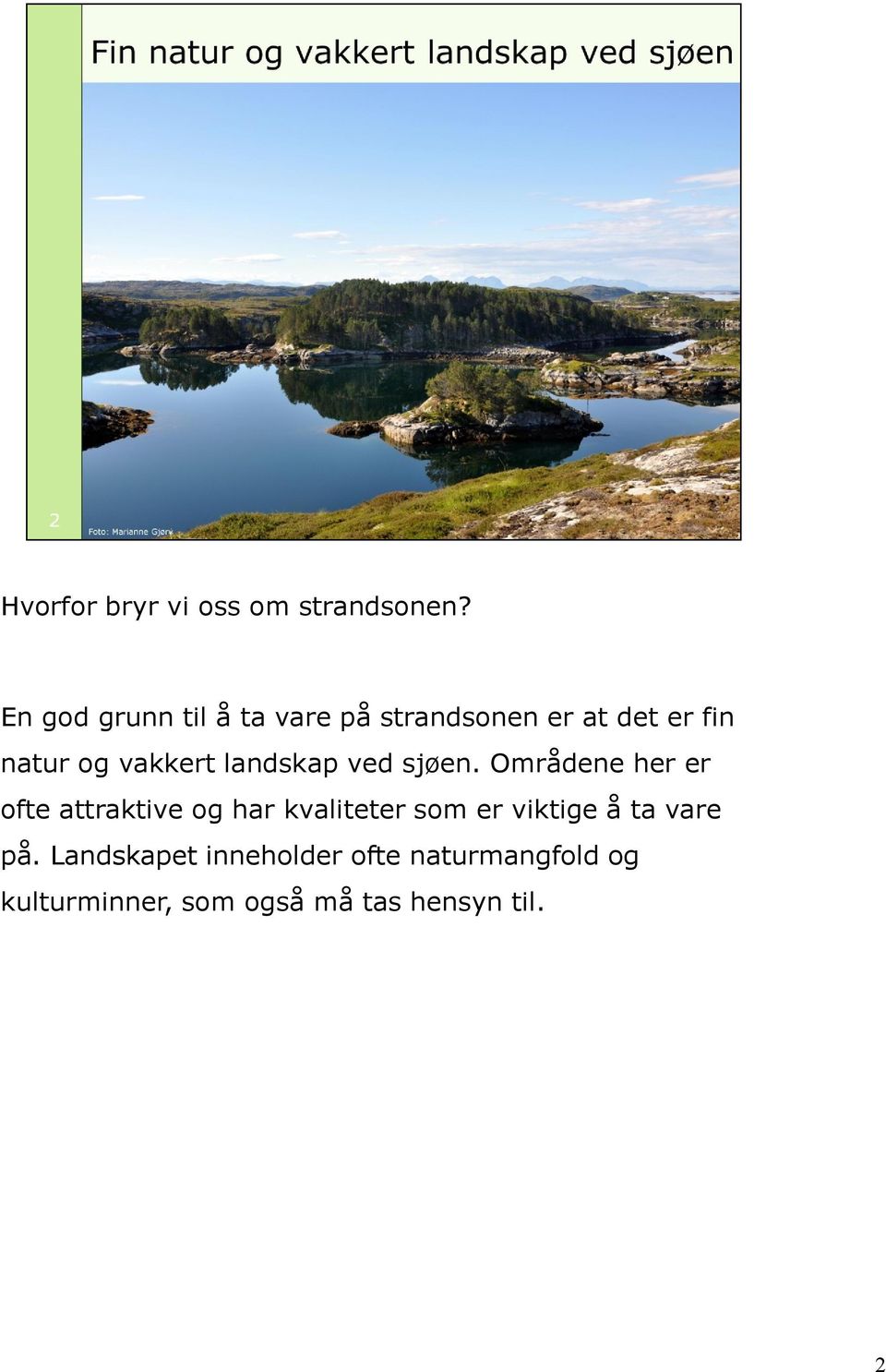 vakkert landskap ved sjøen.