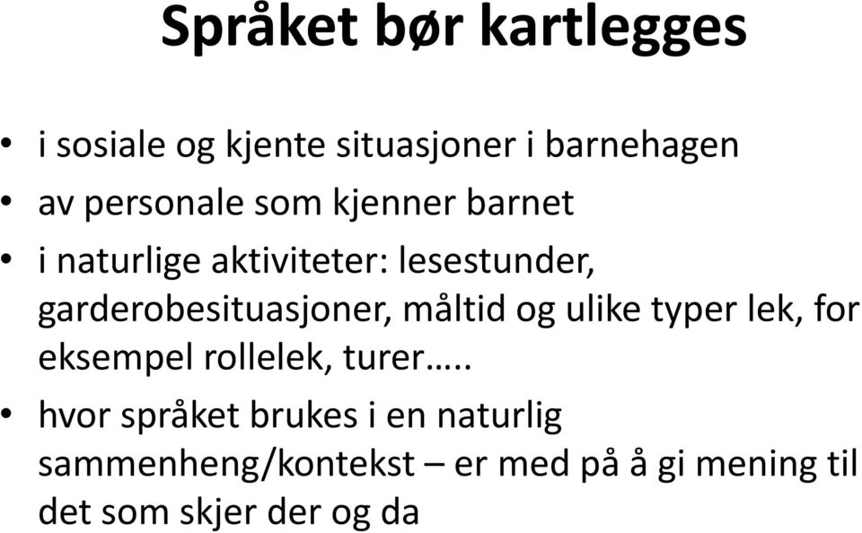 måltid og ulike typer lek, for eksempel rollelek, turer.