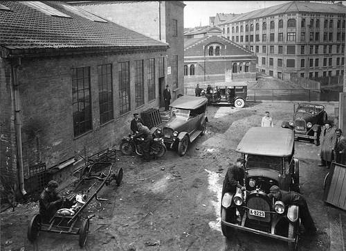 Og dette bildet fra 1931 viser bilmekanikerelever ved det som fortsatt het Kristiania Fag- og Forskole for Håndverk og industri